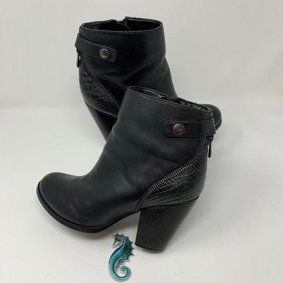 Arturo Chiang Shoes - Arturo Chiang Black Hayden Ankle Boots 7 1/2M